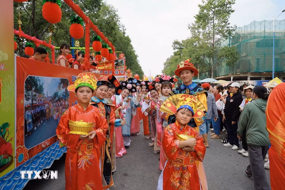 Lễ hội quy tụ hơn 25 đoàn lân sư rồng, xe hoa và các đoàn nghệ thuật biểu diễn miễn phí. (Ảnh: Huyền Trang/TTXVN)