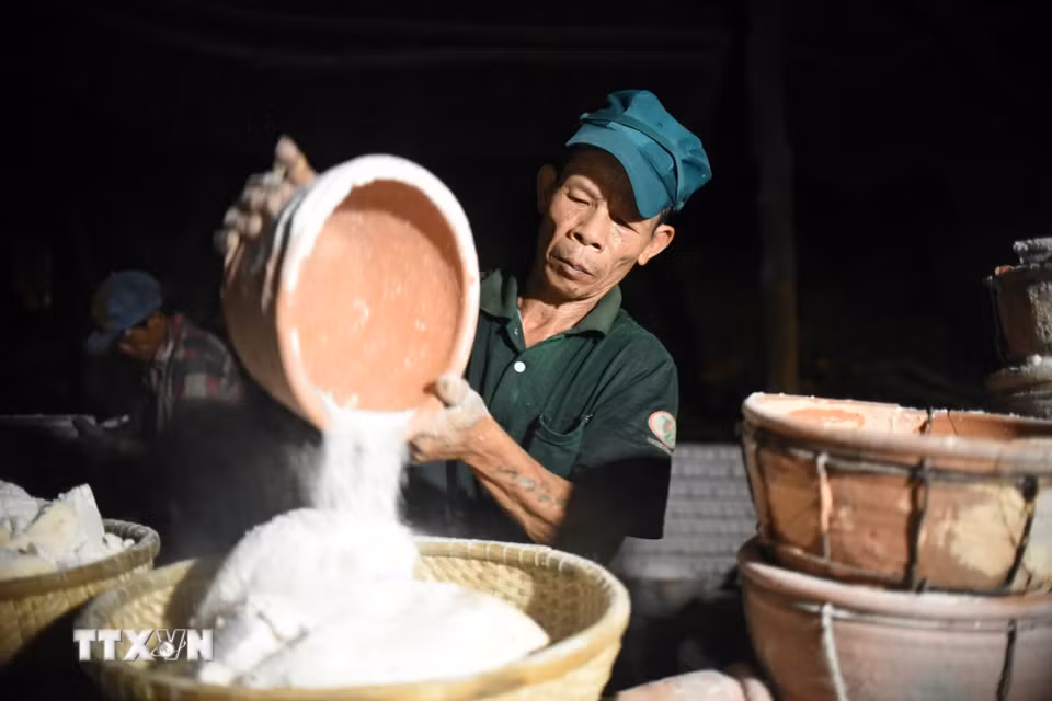 Diêm dân thu sản phẩm muối hầm. (Ảnh: Tường Quân/TTXVN)
