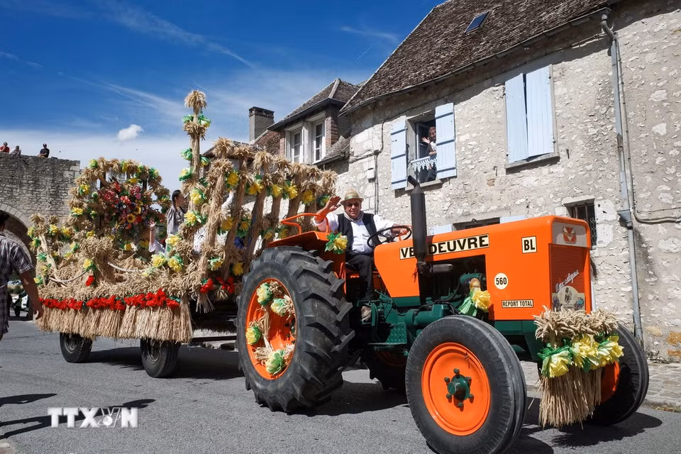 Diễu hành xe hoa tại Lễ hội Thu hoạch ở Provins, Pháp ngày 23/8/2026. (Ảnh: THX/TTXVN phát)