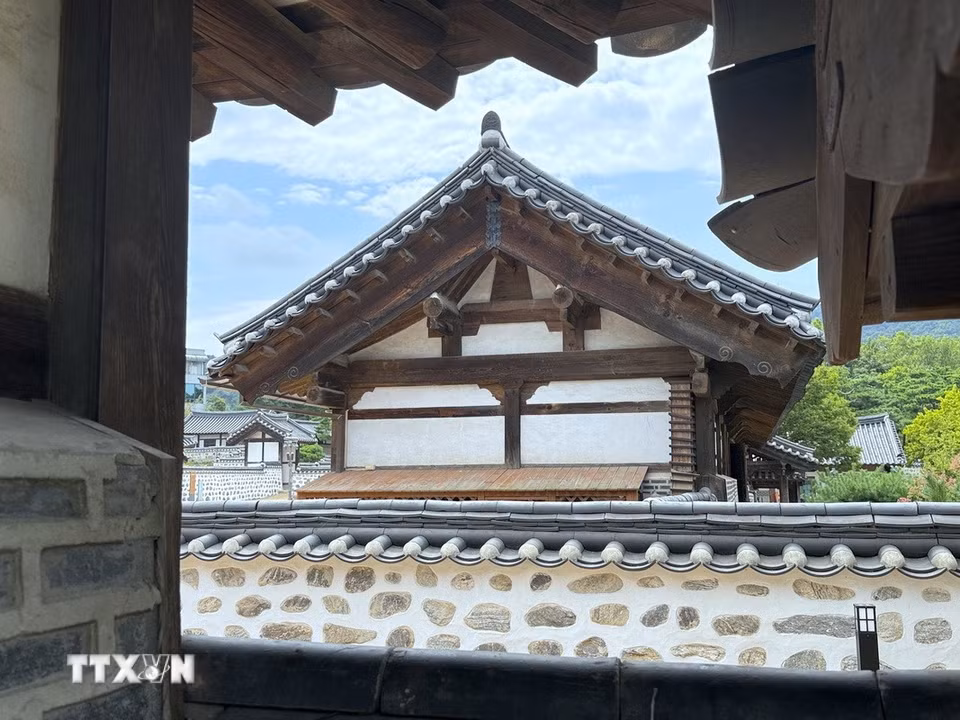 Nét kiến trúc gỗ và mái ngói đặc trưng của những ngôi nhà Hanok truyền thống tại Làng Hanok Namsangol, Seoul, Hàn Quốc. (Ảnh: Nhật Hưng/TTXVN)