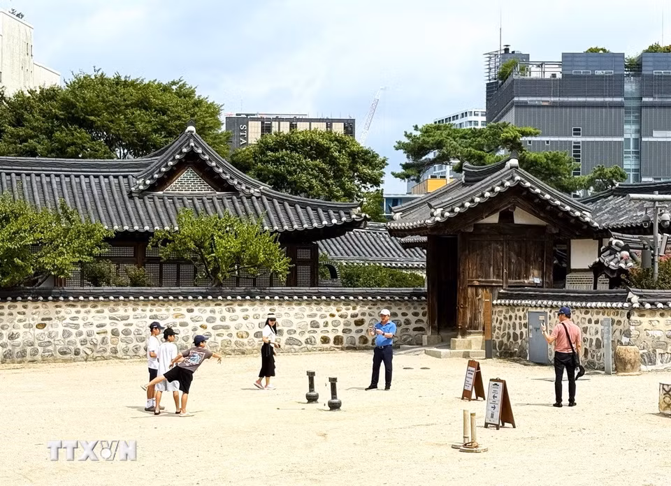 Du khách tham gia trải nghiệm các trò chơi truyền thống tại Làng Hanok Namsangol, thủ đô Seoul, Hàn Quốc. (Ảnh: Nhật Hưng/TTXVN)