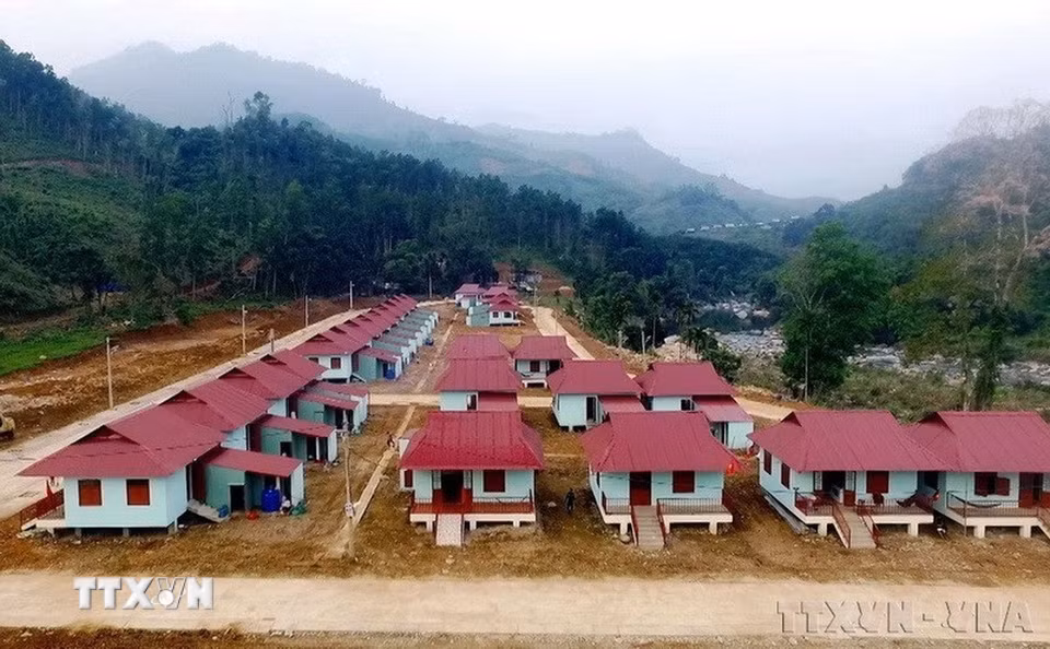 Chỉ số phát triển con người (HDI) của Việt Nam liên tục được cải thiện, thuộc nhóm các nước có mức phát triển con người trung bình cao của thế giới. Trong ảnh: Quảng Nam huy động mọi nguồn lực xóa nhà ở tạm, dột nát, xây dựng khu tái định cư mới cho người dân làng Bằng La, xã Trà Leng. (Ảnh: Trịnh Bang Nhiệm/TTXVN)