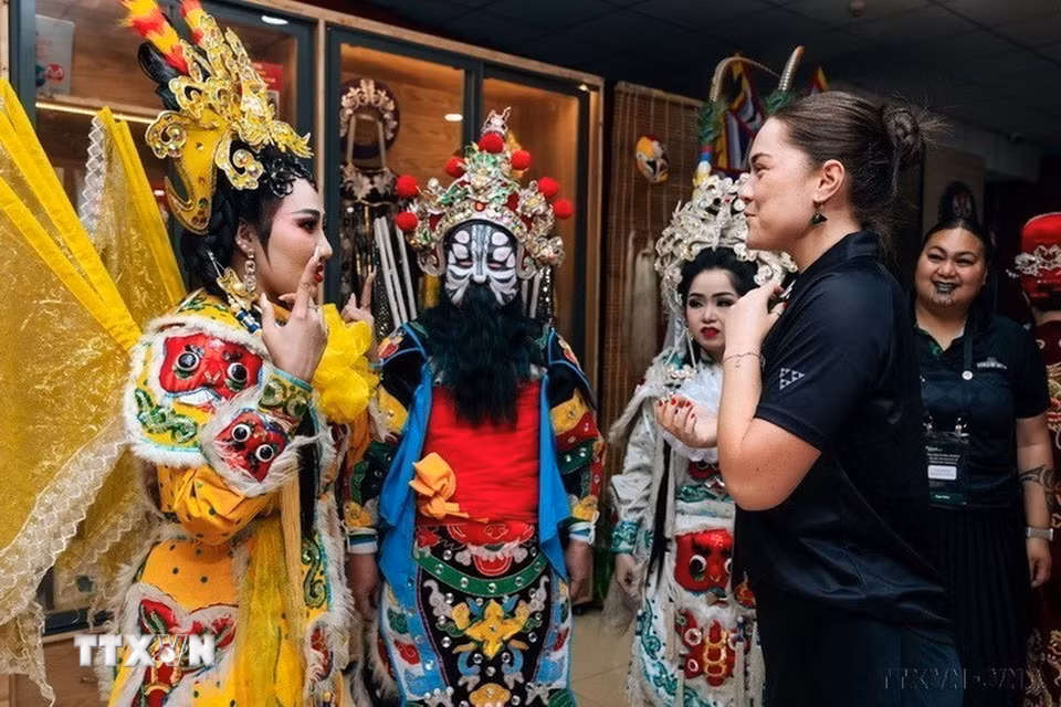 Văn hóa được bảo tồn và phát huy. Trong ảnh: Du khách nước ngoài thích thú khi được trải nghiệm nghệ thuật hóa trang trong hát bội (3/2026). (Ảnh: Hữu Duyên/TTXVN)