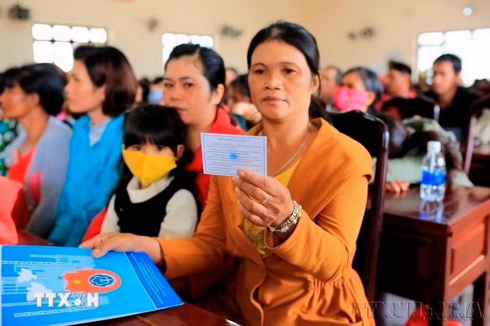 Ngành y tế phát triển về cả quy mô và chất lượng. Trong ảnh: Người dân xã Tà Nung (thành phố Đà Lạt) được tặng thẻ Bảo hiểm y tế tại Ngày hội Thầy thuốc trẻ làm theo lời Bác, tình nguyện vì sức khỏe cộng đồng do Sở Y tế Lâm Đồng tổ chức (2020). (Ảnh Đặng Tuân/TTXVN)