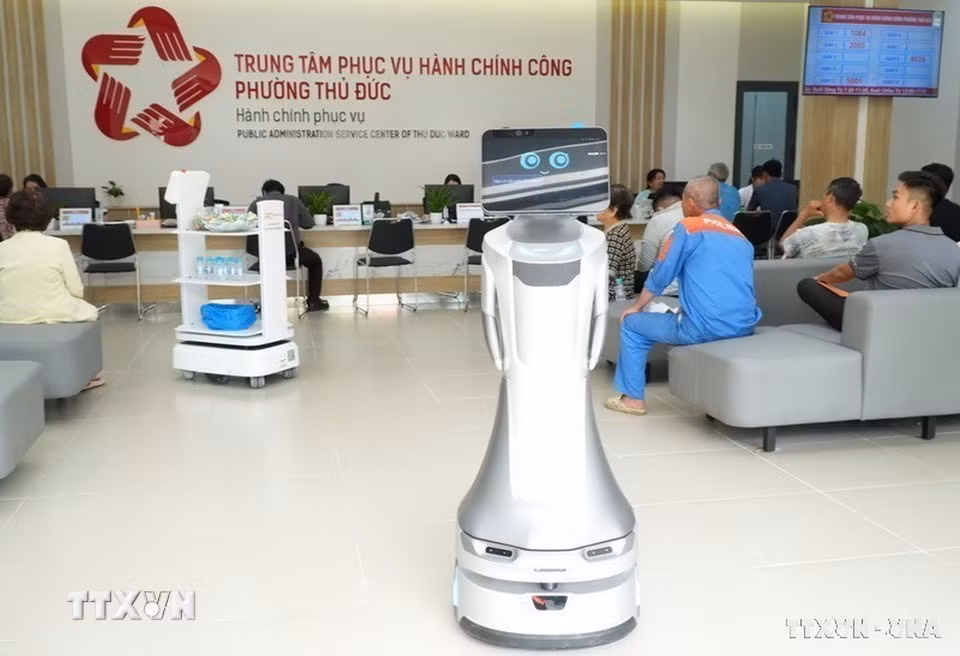 Chuyển đổi số đóng vai trò quan trọng đối với sự phát triển của đất nước trong thời kỳ mới. Trong ảnh: Phường Thủ Đức, TP HCM đưa vào thử nghiệm robot hỗ trợ người dân đến làm thủ tục dịch vụ công trực tuyến. (Ảnh: Hữu Duyên/TTXVN)