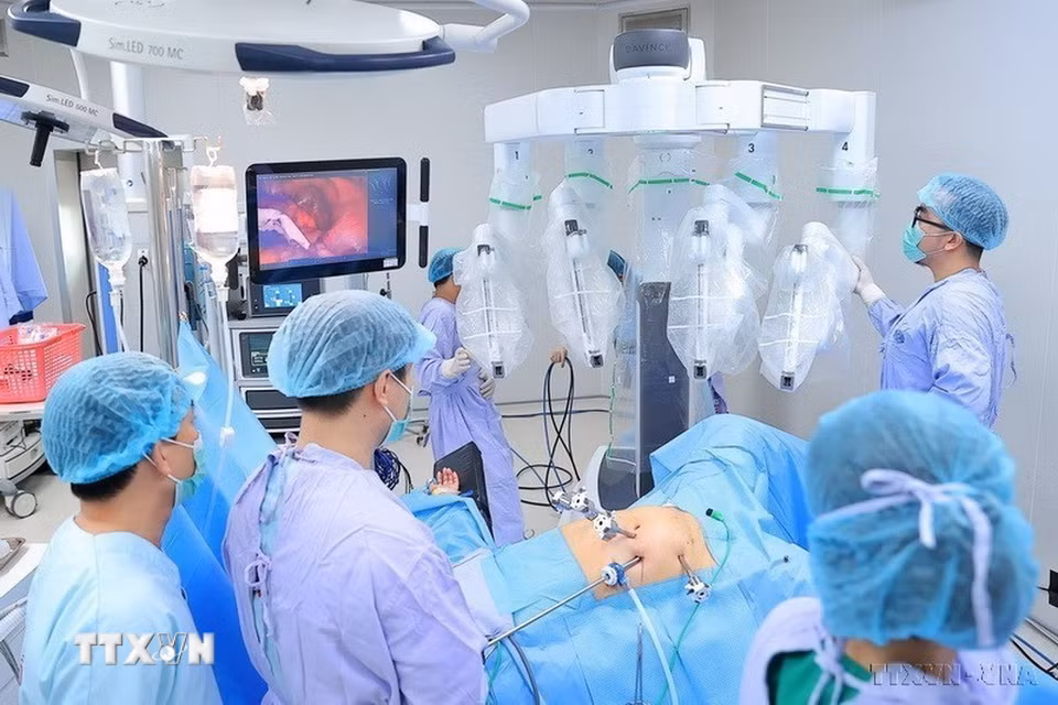Ngành y tế phát triển về cả quy mô và chất lượng. Trong ảnh: Phẫu thuật robot tạo bước tiến mới trong điều trị ung thư tại Bệnh viện K, cơ sở Tân Triều, Hà Nội . (Ảnh: Minh Quyết/TTXVN)