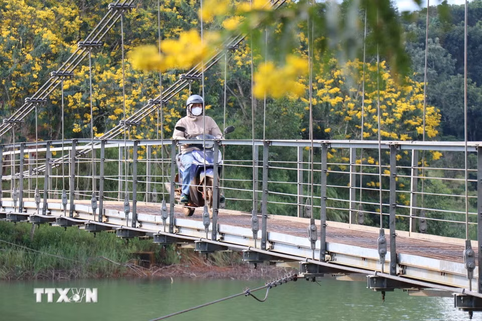 Cầu treo Đắk R’Tih bắc qua lòng hồ Đắk R’Tih (phường Nam Gia Nghĩa, tỉnh Lâm Đồng) giúp người dân qua lại thuận tiện. (Ảnh: Nguyễn Huy Thành/TTXVN)