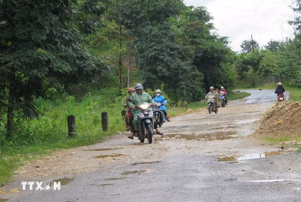 "Ổ gà", "ổ voi" chằng chịt, dày đặc trên mặt đường bị mất lớp nhựa của tuyến đường DH85, gây khó khăn cho các phương tiện giao thông. (Ảnh: Dư Toán/TTXVN)