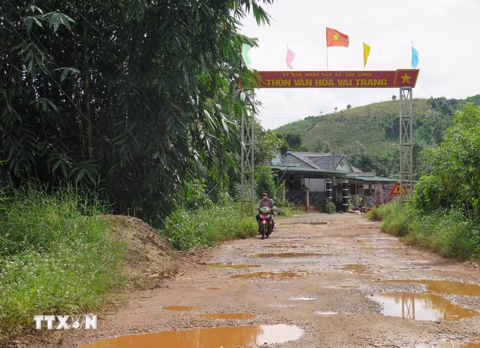 Tình trạng đường hư hỏng, xuống cấp ngày càng gia tăng, ảnh hưởng đến việc nâng cấp Cửa khẩu phụ Đăk Long – Văng Tắt lên thành cửa khẩu chính trước năm 2030. (Ảnh: Dư Toán/TTXVN)