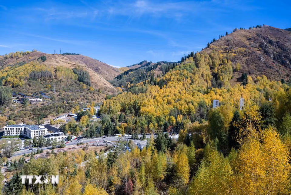Cảnh đẹp mùa Thu ở Almaty, Kazakhstan. (Ảnh: THX/TTXVN phát)