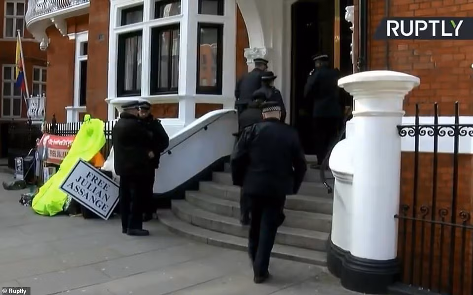 Sau 7 năm tị nạn trong Đại sứ quán Ecuador, nhà sáng lập WikiLeaks Julian Assange đã bị cảnh sát bắt giữ và sẽ sớm đối diện công lý tại Anh. 