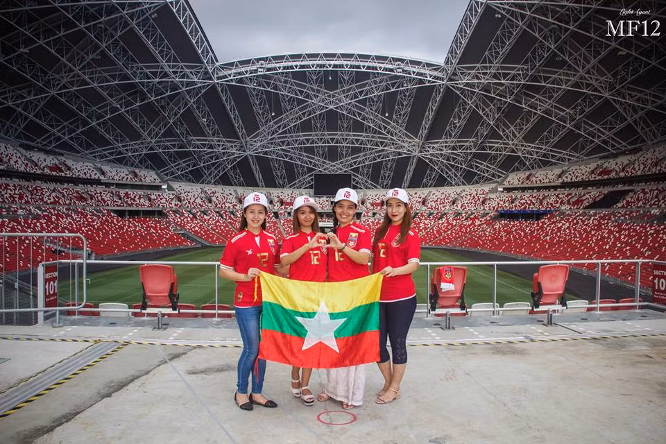 Các cô gái này mặc những chiếc áo in số 12...(Nguồn: MMF)