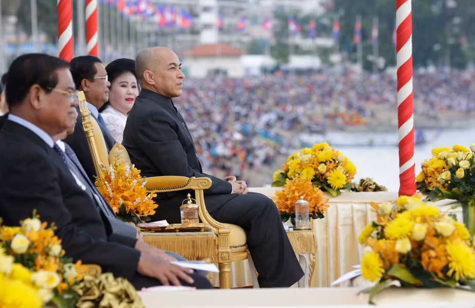 Quốc vương Campuchia Norodom Sihamoni và các nhà lãnh đạo Chính phủ Hoàng gia Campuchia dự Lễ hội đua thuyền truyền thống ở Phnom Penh ngày 13/11. (Nguồn: AFP/TTXVN)