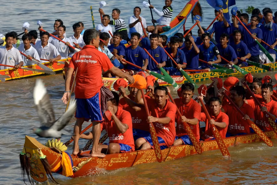 Các đội đua tranh tài tại Lễ hội đua thuyền truyền thống ở Phnom Penh ngày 13/11. (Nguồn: AFP/TTXVN)