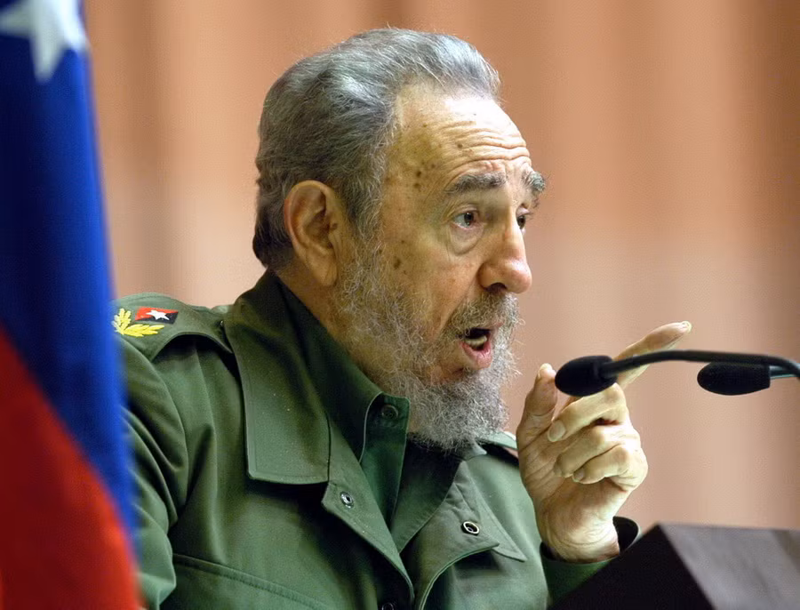 Lãnh tụ Cuba Fidel Castro phát biểu tại Trung tâm hội nghị ở La Habana ngày 14/4/2004. (Nguồn: EPA/ TTXVN)