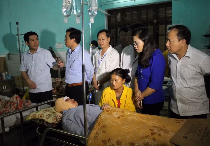 Lãnh đạo UBND tỉnh Thái Bình, lãnh đạo các sở ngành đến thăm hỏi các nạn nhân đang điều trị tại Bệnh viện Đa khoa tỉnh Thái Bình. (Ảnh: Xuân Tiến/TTXVN)