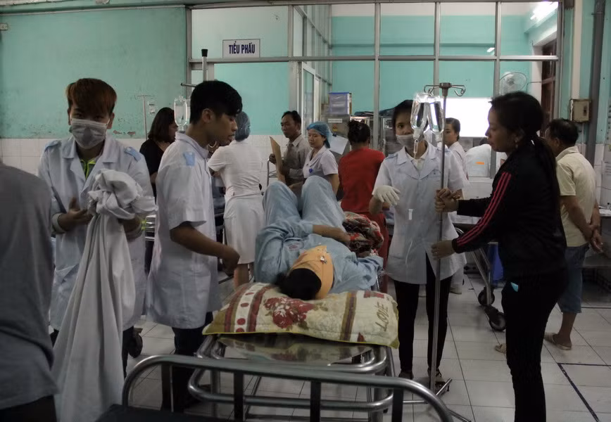 Các nạn nhân của vụ tai nạn thương tâm đang cấp cứu, điều trị tại Bệnh viện Đa khoa tỉnh Thái Bình. (Ảnh: Xuân Tiến​/TTXVN)