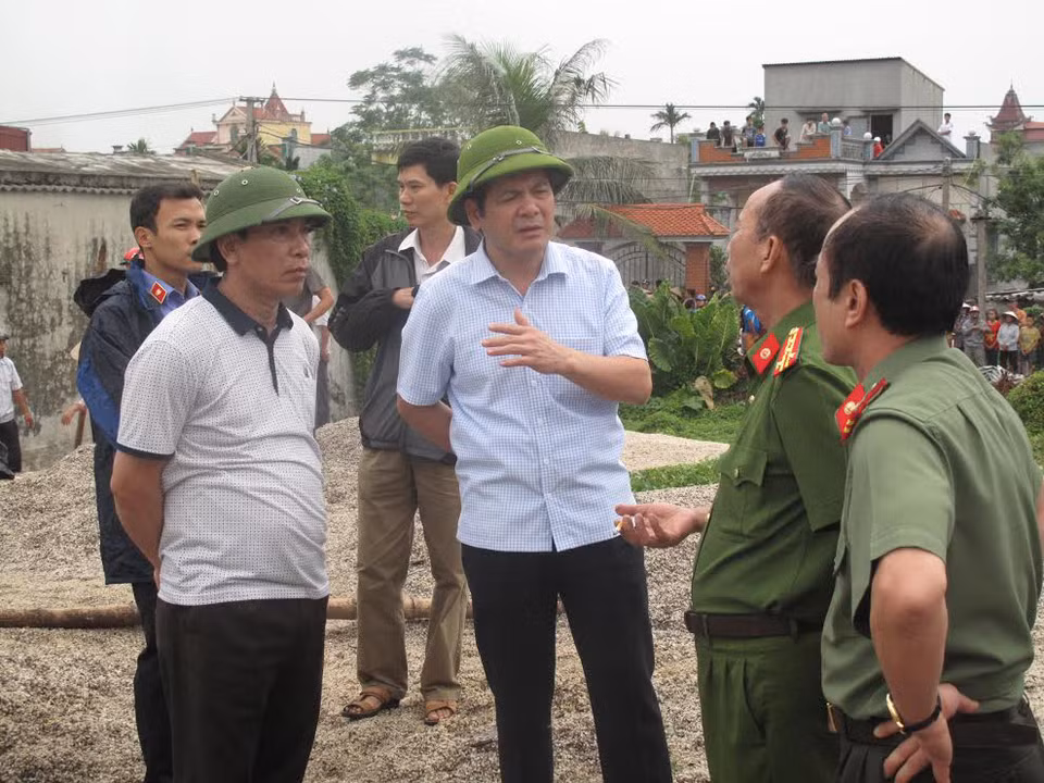 Chủ tịch UBND tỉnh Thái Bình Nguyễn Hồng Diên (thứ 2 từ trái sang) chỉ đạo xử lý tại hiện trường. (Ảnh: Xuân Tiến​/TTXVN)