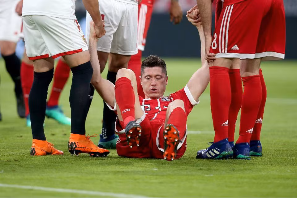 Lewandowski được các cầu thủ Sevilla theo sát và phạm lỗi nhiều lần.