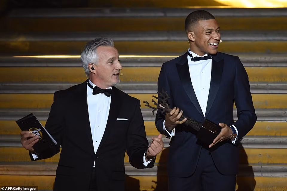 Kylian Mbappe nhận giải Quả bóng vàng U21.