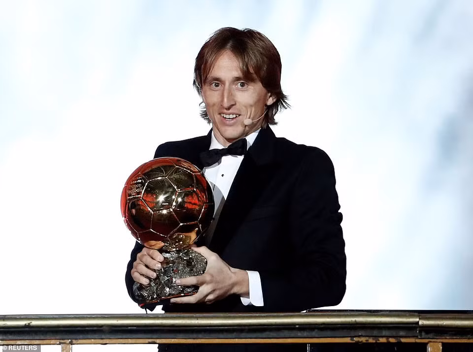Tiền vệ Luka Modric đã vượt qua các ứng cử viên sáng giá khác để bước lên bục vinh danh Quả bóng vàng 2018