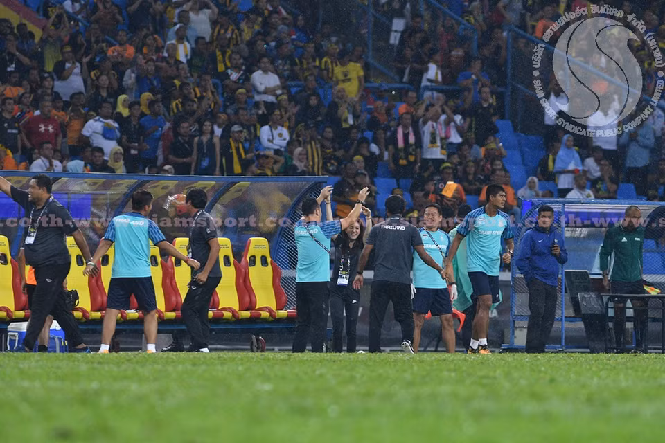 Wongopasi ăn mừng cùng ban huấn luyện sau khi trận đấu kết thúc. (Nguồn: siamsport.co.th)