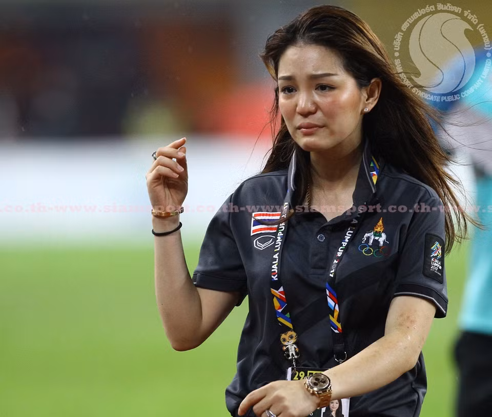 Cô đã không thể kìm được những giọt nước mắt hạnh phúc... (Nguồn: siamsport.co.th)
