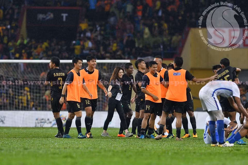 ...chung vui cùng các cầu thủ U22 Thái Lan. (Nguồn: siamsport.co.th)