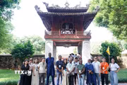 Đoàn đại biểu Hội nghị Đối thoại châu Á - Thái Bình Dương về Di sản và Tính xác thực tham quan Văn Miếu - Quốc Tử Giám, Hà Nội, ngày 27/9/2026. (Ảnh: Khánh Hoà /TTXVN)