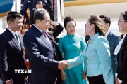 Chủ tịch Quốc hội Trần Thanh Mẫn và Phu nhân đến thủ đô Ulan Bator, bắt đầu thăm chính thức Mông Cổ. (Ảnh: Doãn Tấn/TTXVN)