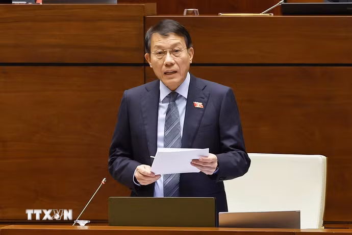 Bộ trưởng Bộ Công an, Đại tướng Lương Tam Quang phát biểu giải trình tại phiên thảo luận ở hội trường Quốc hội về dự thảo Bộ luật Hình sự (sửa đổi) vào sáng nay, ngày 27/10. (Ảnh: TTXVN)