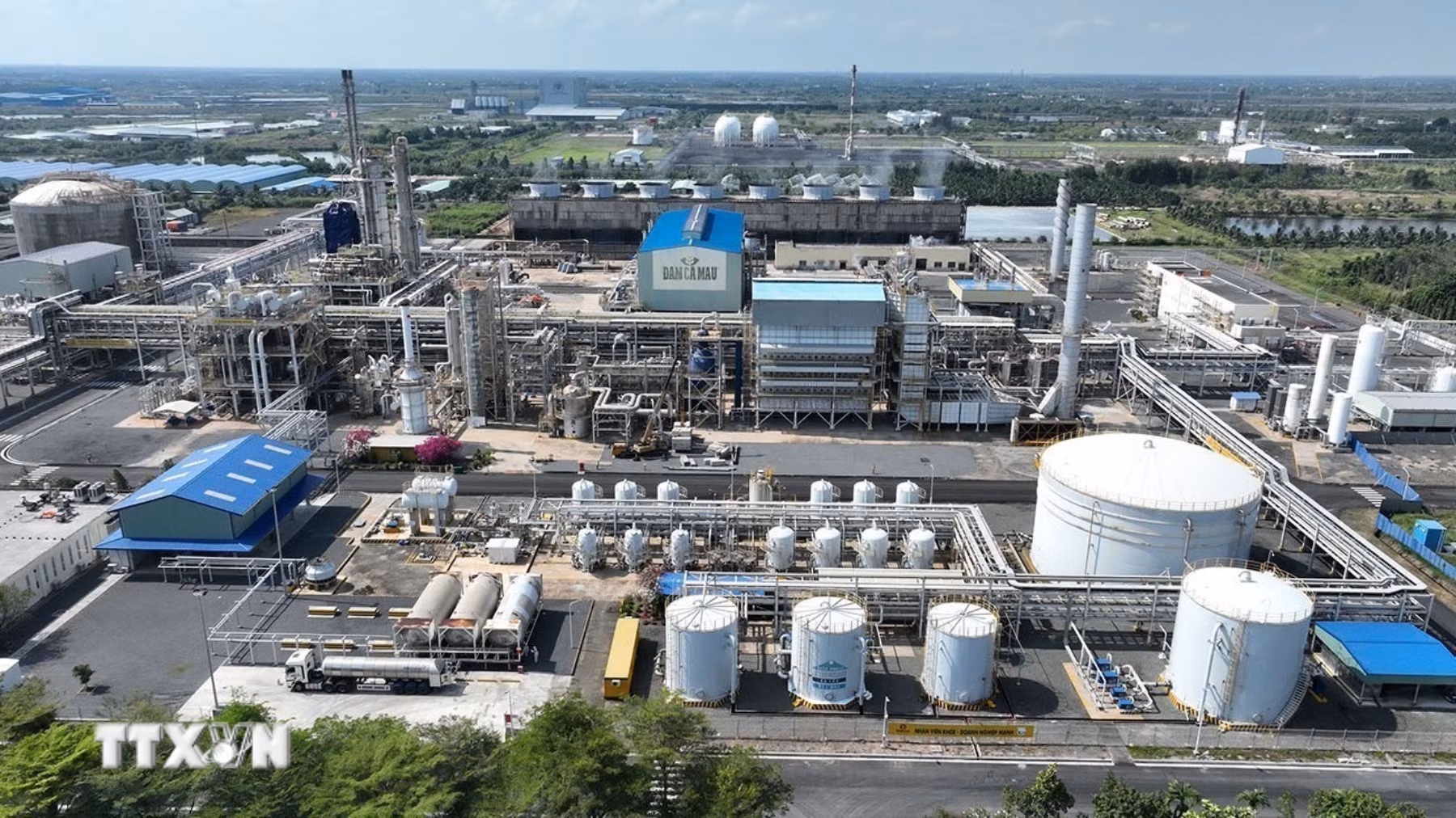Cụm Công nghiệp Khí-Điện-Đạm Cà Mau là công trình trọng điểm quốc gia có chuỗi giá trị năng lượng khép kín hoàn chỉnh lớn nhất của khu vực Đồng bằng Sông Cửu Long. (Ảnh: Vũ Sinh/TTXVN)