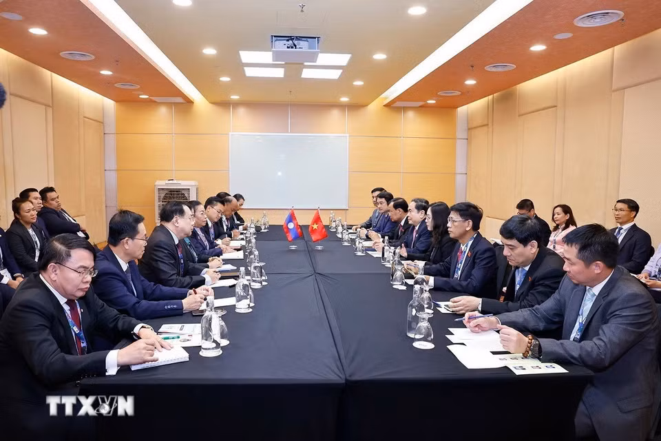 Chủ tịch Quốc hội Trần Thanh Mẫn gặp Phó Chủ tịch Quốc hội Lào Sounthone Xayachack. (Ảnh: Doãn Tấn/TTXVN)