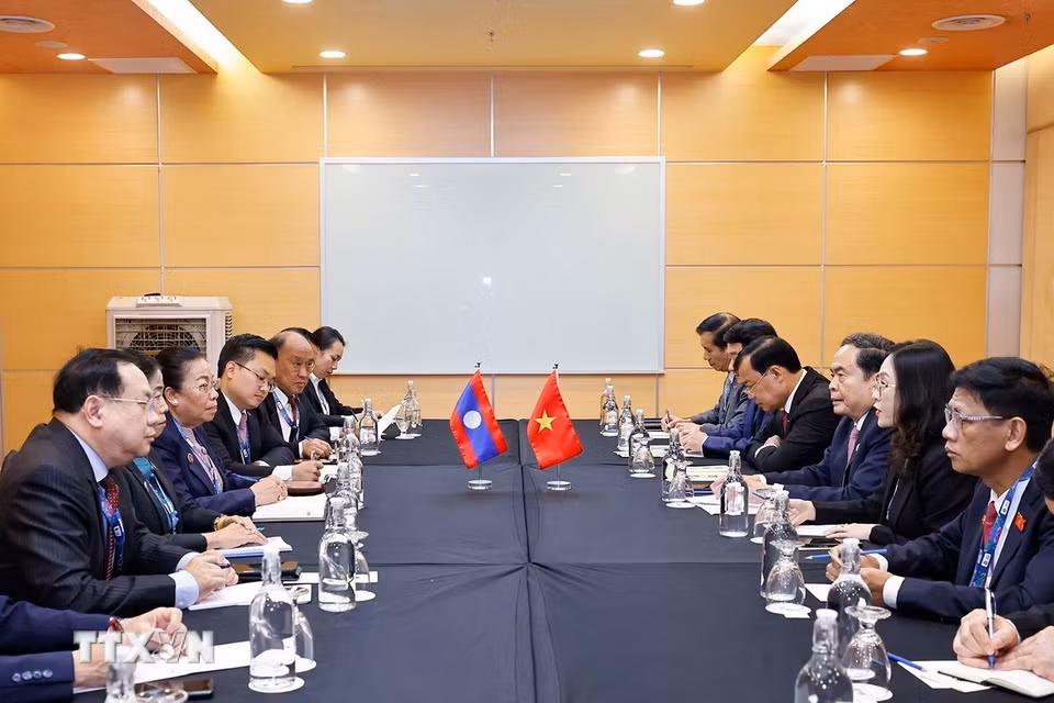 Chủ tịch Quốc hội Trần Thanh Mẫn gặp Phó Chủ tịch Quốc hội Lào Sounthone Xayachack. (Ảnh: Doãn Tấn/TTXVN)