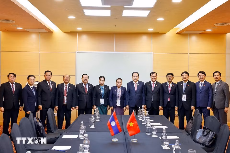 Chủ tịch Quốc hội Trần Thanh Mẫn với đại biểu. (Ảnh: Doãn Tấn/TTXVN)