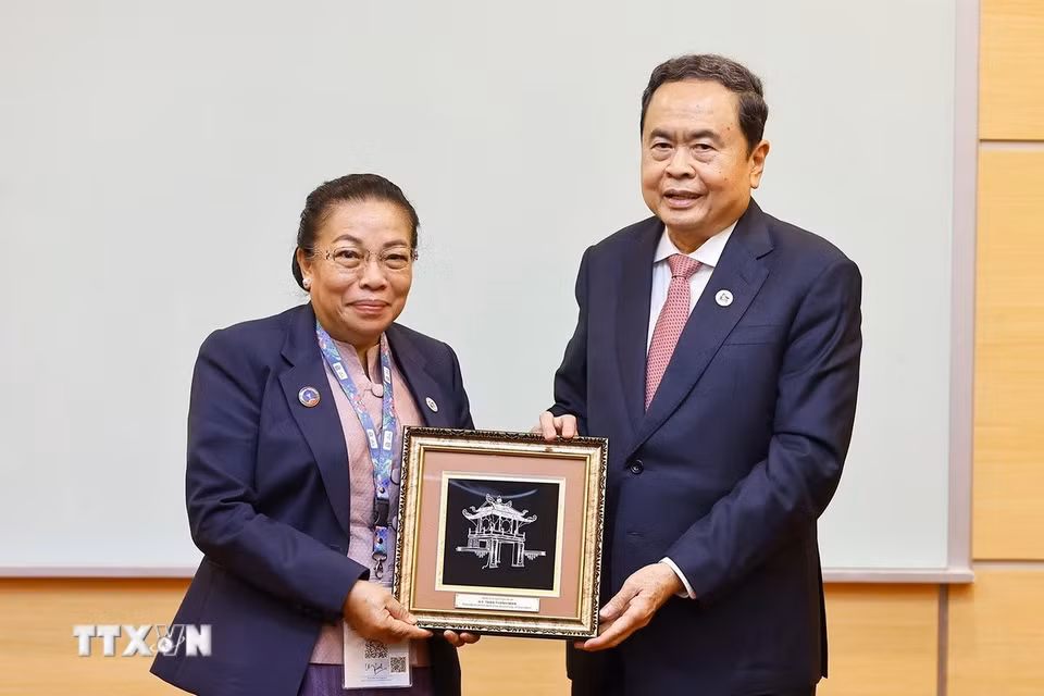 Chủ tịch Quốc hội Trần Thanh Mẫn tặng quà lưu niệm cho Phó Chủ tịch Quốc hội Lào Sounthone Xayachack. (Ảnh: Doãn Tấn/TTXVN)