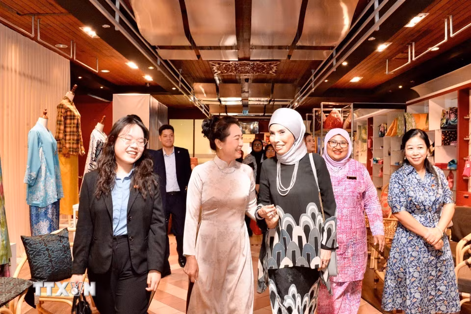 Bà Nguyễn Thị Thanh Nga và bà Rozana bintin Kamal tại Trung tâm Trung tâm Thủ công mỹ nghệ Kuala Lumpur. (Nguồn: TTXVN phát)