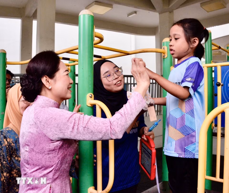 Bà Nguyễn Thị Thanh Nga trò chuyện với các em nhỏ. (Nguồn: TTXVN phát)