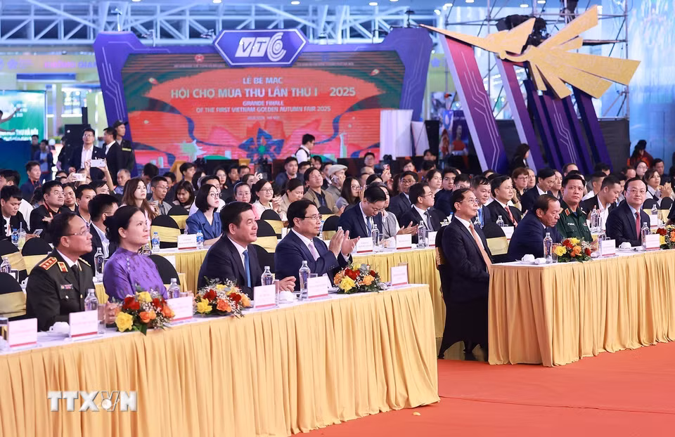 Thủ tướng Phạm Minh Chính và các đại biểu dự Lễ bế mạc Hội chợ Mùa Thu lần thứ nhất - năm 2025. (Ảnh: Dương Giang/TTXVN)