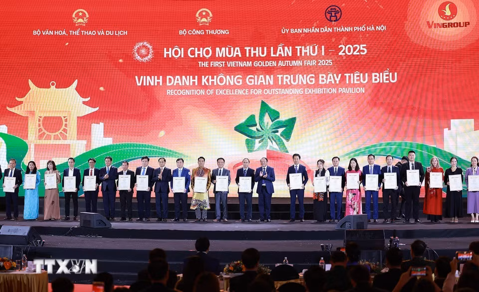 Lãnh đạo Đảng, Nhà nước trao chứng nhận và biểu trưng vinh danh cho các tổ chức, doanh nghiệp tiêu biểu. (Ảnh: Dương Giang/TTXVN)