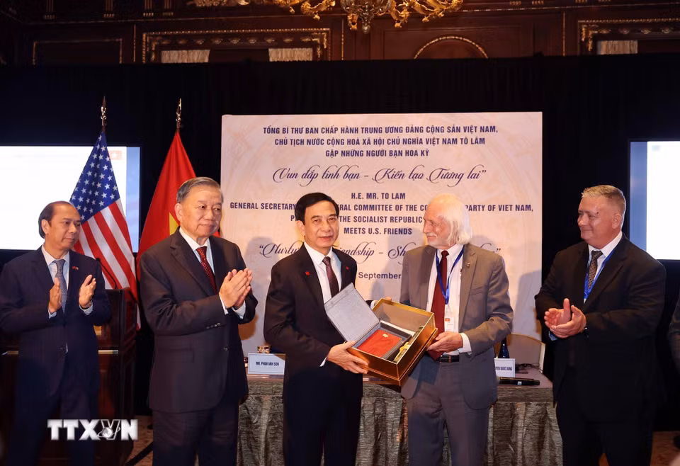 Tổng Bí thư, Chủ tịch nước Tô Lâm chứng kiến trao kỷ vật chiến tranh cho Bộ Quốc phòng Việt Nam. (Ảnh: Thống Nhất/TTXVN)