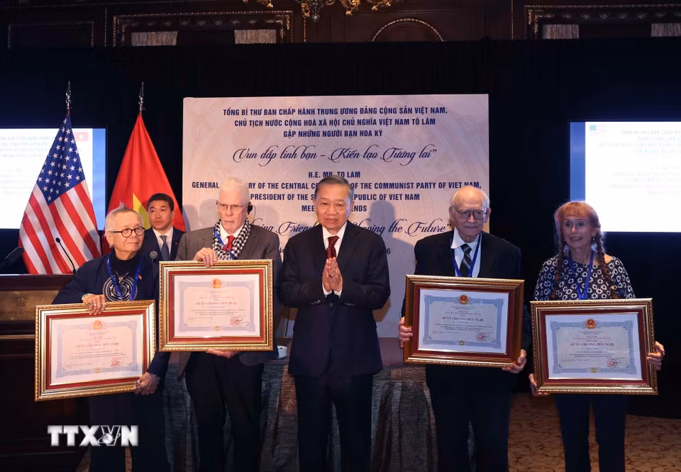 Tổng Bí thư, Chủ tịch nước Tô Lâm trao, truy tặng Huân chương Hữu nghị cho những người bạn Hoa Kỳ. (Ảnh: Thống Nhất/TTXVN)