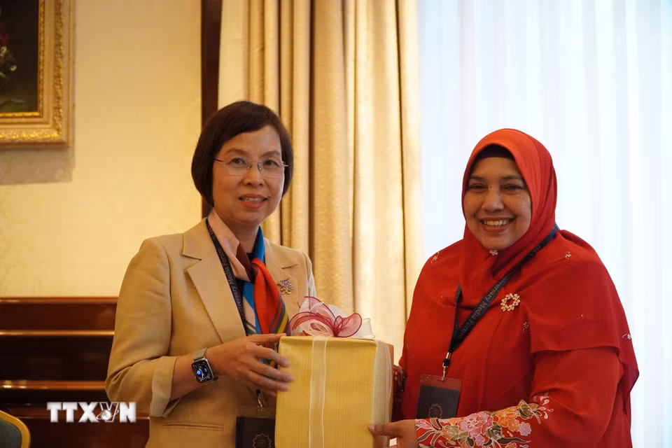 Tổng Giám đốc TTXVN Vũ Việt Trang và Tổng Giám đốc điều hành Bernama (Malaysia), bà Datin Paduka Nur-ul Afida Kamaludin. (Ảnh: Tâm Hằng/TTXVN)