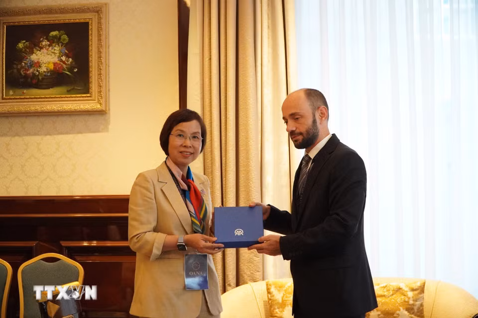 Tổng Giám đốc TTXVN Vũ Việt Trang và Phó Tổng giám đốc, Tổng Biên tập Hãng thông tấn Thổ Nhĩ Kỳ AA, ông Yusuf Ozhan. (Ảnh: Tâm Hằng/TTXVN)