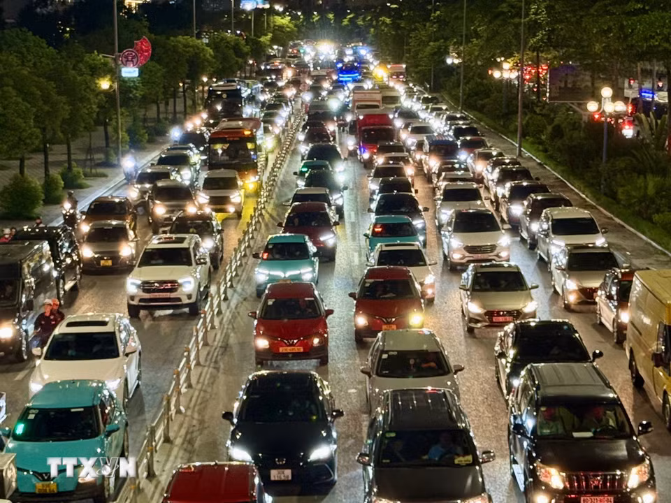 Các phương tiện vất vả rời Thủ đô trên đường Võ Chí Công. (Ảnh: Quốc Khánh/TTXVN)