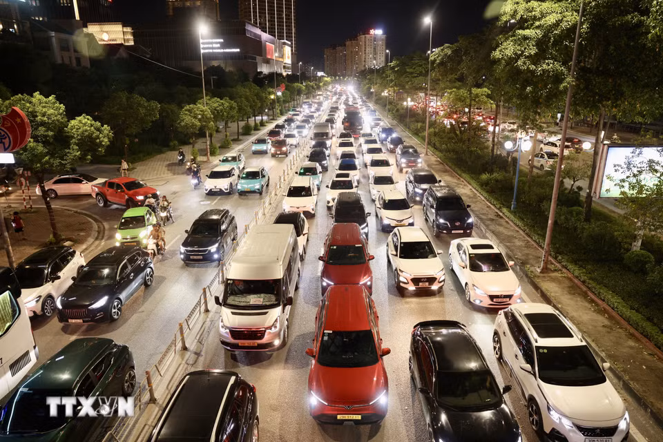 Các phương tiện mất hàng giờ để di chuyển rời Thủ đô trong tối muộn. (Ảnh: Quốc Khánh/TTXVN)