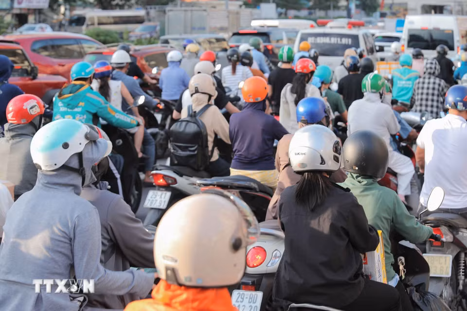 Nhiều người dân rời Hà Nội ngay từ chiều 28/9 khiến cầu Vĩnh Tuy hướng ra khỏi trung tâm bị quá tải. (Ảnh: Phan Phương/TTXVN)