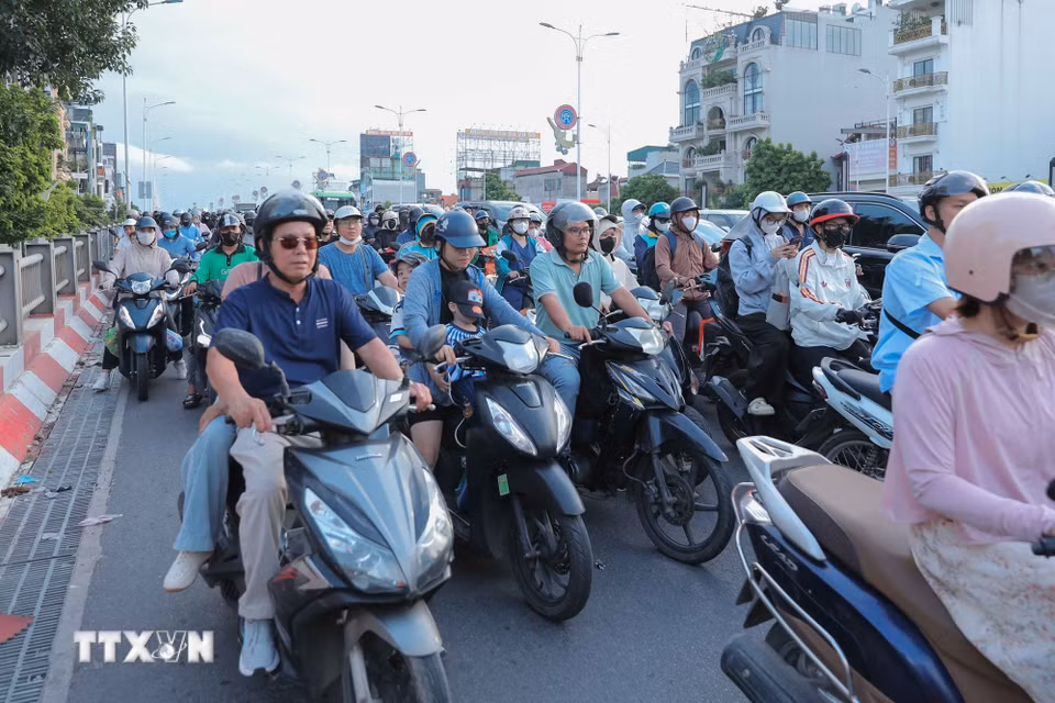 Nhiều người dân rời Hà Nội ngay từ chiều 28/9 khiến cầu Vĩnh Tuy hướng ra khỏi trung tâm bị quá tải. (Ảnh: Phan Phương/TTXVN)