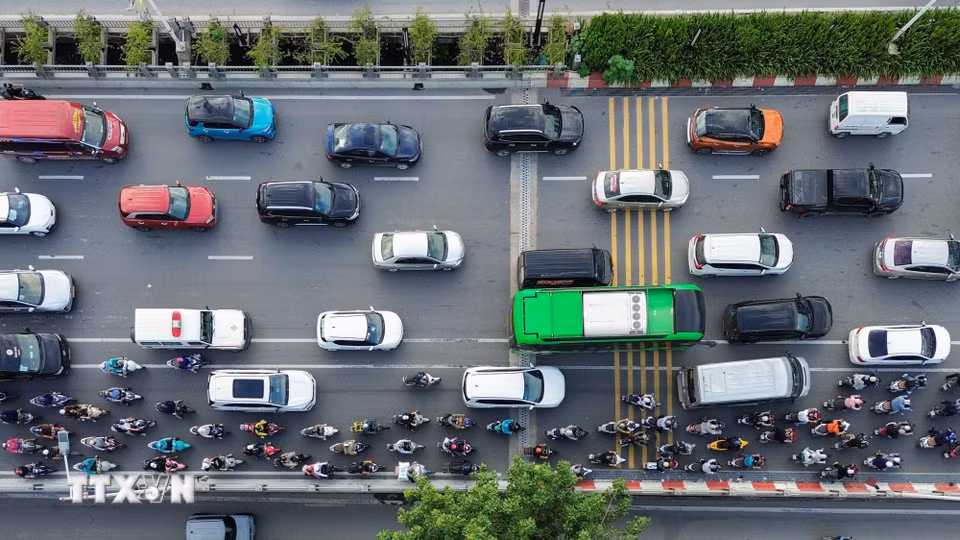 Nhiều người dân rời Hà Nội ngay từ chiều 28/9 khiến cầu Vĩnh Tuy hướng ra khỏi trung tâm bị quá tải. (Ảnh: Phan Phương/TTXVN)