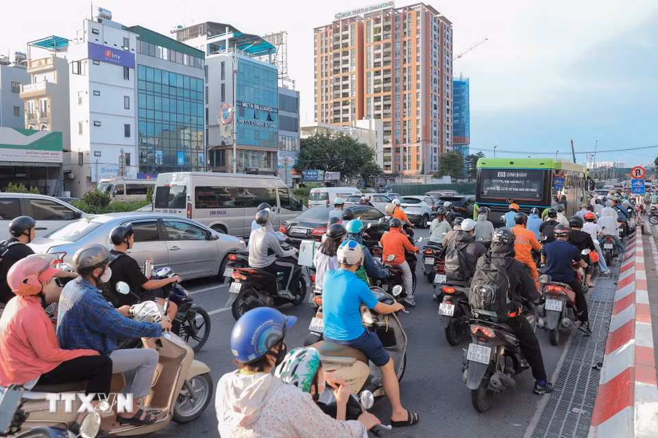 Nhiều người dân rời Hà Nội ngay từ chiều 28/9 khiến cầu Vĩnh Tuy hướng ra khỏi trung tâm bị quá tải. (Ảnh: Phan Phương/TTXVN)
